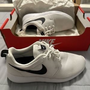 NIKE ROSHE ONES